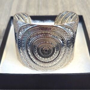 Bracelet-Cuff Style -EUC